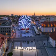 Podświetlany napis #BIAŁYSTOK i diabelski młyn na placu to świetne atrakcje dla dzieci Białystok.