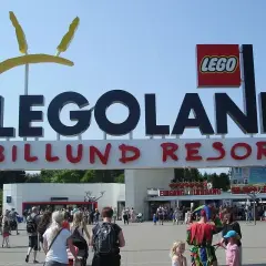 Gdzie jest Legoland? To Legoland Billund Resort w Danii, z wielkim napisem i ludźmi wchodzącymi do parku.