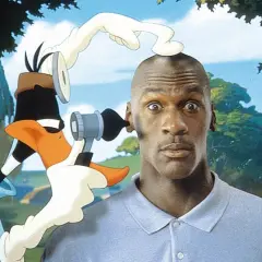 Michael Jordan z zaskoczoną miną, gdy Kaczor Daffy próbuje mu coś włożyć do ucha. Zabawna scena z komedii dla dzieci.