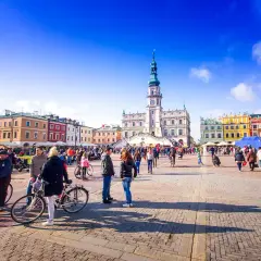 Rynek w Zamościu tętni życiem, a kolorowe kamienice i ratusz tworzą scenerię idealną na rodzinne wycieczki. To świetne miejsce na odkrywanie zamość atrakcje dla dzieci.
