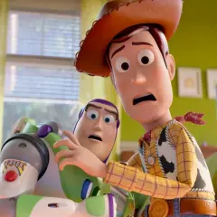 Woody i Buzz z "Toy Story" w kinowej przygodzie. Ich miny sugerują, że coś poszło nie tak w tej bajce z kina.