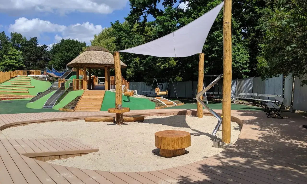 Nowy plac zabaw na Alejach Ujazdowskich zachwyca drewnianymi elementami, zjeżdżalniami i piaskownicą.