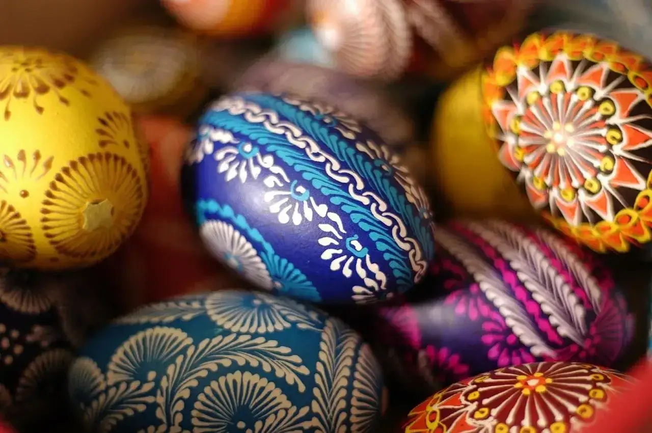 Kolorowe pisanki z tradycyjnymi wzorami. Zobacz, jak pomalować pisanki, by stworzyć takie cuda!