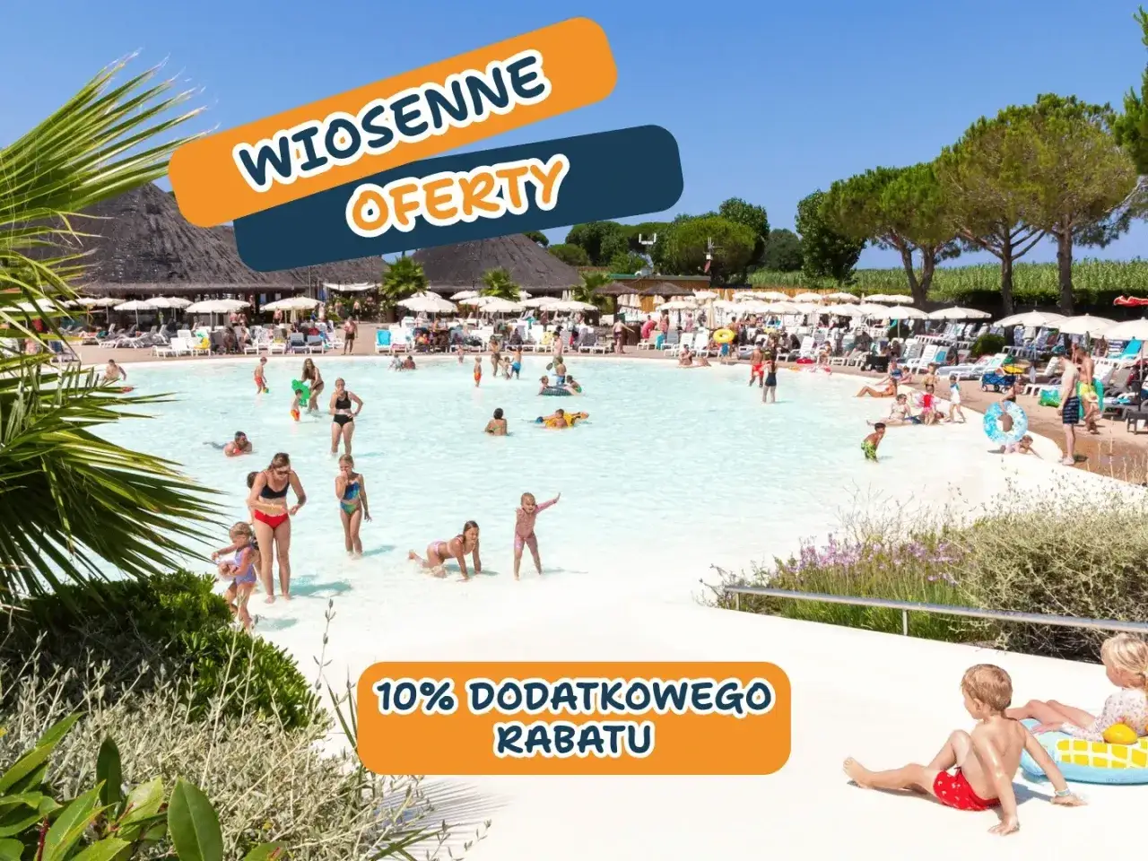 Wiosenne oferty w parku Albatros w Toskanii. Rodziny cieszą się słońcem i wodą w basenie.