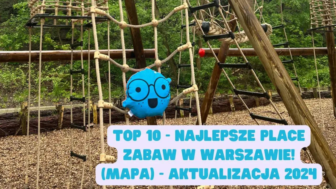 Niebieska maskotka z goglami na tle linowego placu zabaw. Odkryj najlepsze place zabaw Warszawa 2024!