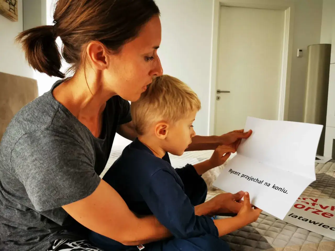 Mama czyta synkowi fragment z jednej z najlepszych książek dla dzieci.